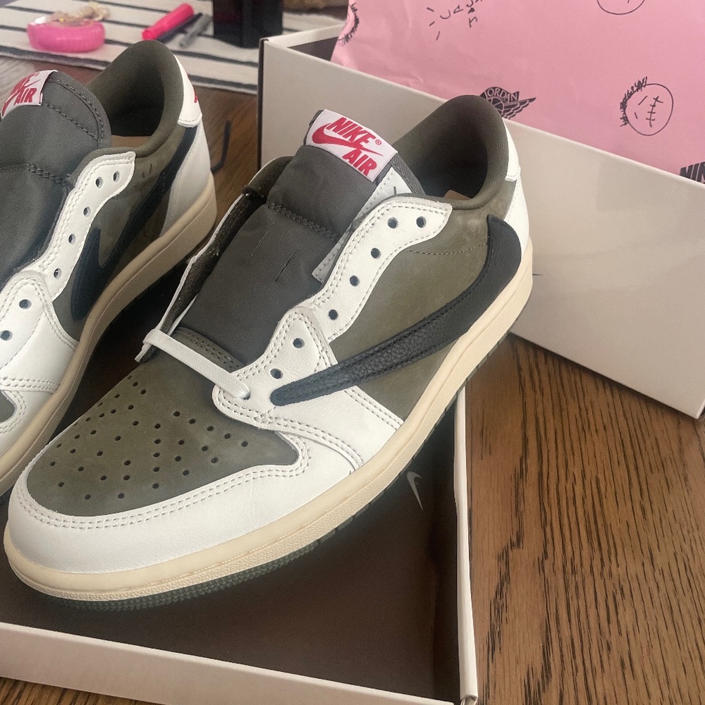 Air Jordan 1 Low x Travis Scott (Reverse Olive)